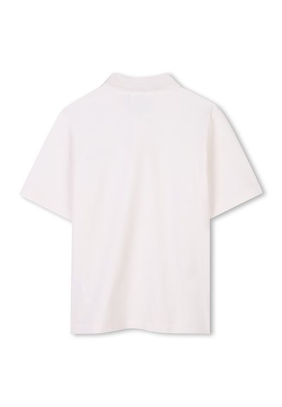 Polo shirt blanc à manches courtes avec un col côtelé et une texture lisse et uniforme. Aucun motif ni logo visibles. Vue arrière affichée.