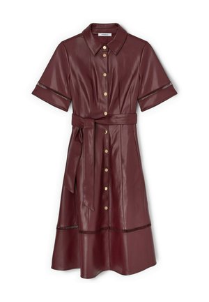 Marsrode nep leren midi-jurk met korte mouwen, gouden knopen aan de voorkant, tailleceintuur en decoratieve stikdetails op de mouwen en zoom.