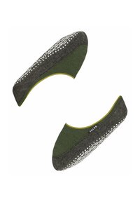 Groen en donkergrijze instap binnenslippers met antislipzoolpatronen en een "FALKE" stoffen label aan de zijkant.