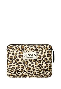 Gepolsterte Laptophülle mit beigem Hintergrund und braun-schwarzem Leopardenmuster. Zeigt einen Logo-Aufnäher mit der Aufschrift "SENSES .THE LABEL."