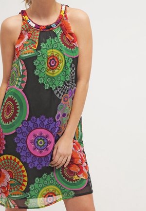 Sukienka bez rękawów z kolorowymi okrągłymi wzorami kwiatowymi w odcieniach zieleni, fioletu, czerwieni i pomarańczy, z koralikowym dekoltem w wielu kolorach.