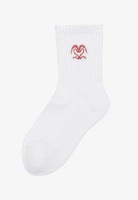 Calcetín de algodón blanco de caña baja con textura de canalé y un diseño de corazón rojo bordado en el lado superior. Costura en la punta suave para mayor comodidad.