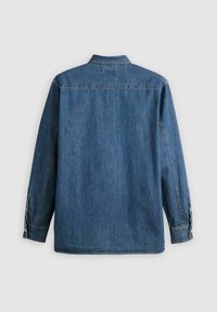 Camicia in denim blu scuro con maniche lunghe, polsini abbottonati e colletto classico. Texture liscia e linee semplici e pulite.