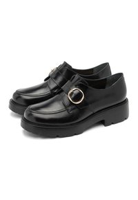 Czarne skórzane buty z okrągłym noskiem, z paskiem i złotą sprzączką, oraz grubą gumową podeszwą dla większego komfortu.