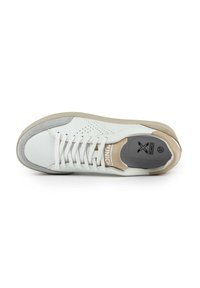 Sneaker bianco e grigio con tomaia testurizzata, dettagli perforati, chiusura con lacci e accenti beige sul tallone e sulla linguetta. Suola piatta.