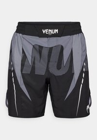 Mustad lühikesed püksid hallide detailidega, millel on julged graafikad ja tekstuuriga vöökoht. Disainitud soorituseks voolujoonelise lõikega.