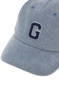 Cappellino da baseball in denim blu chiaro con visiera curva, caratterizzato da una lettera "G" ricamata in navy sulla parte anteriore.