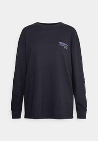 Svart långärmad t-shirt i bomull, med en flerfärgad "TOMMY JEANS"-logotyp på bröstet och tryckta accenter längs ärmarna.