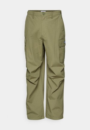 Cargo hlače v svetlo olivno zeleni barvi, ki imajo več stranskih žepov, zapiranje na gumb in sproščen kroj. Narejene so iz teksturirane tkanine.