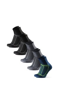 Conjunto de cinco calcetines en varios colores: negro, gris oscuro, gris claro y azul con detalles en verde. Hechos de un material texturizado y transpirable.
