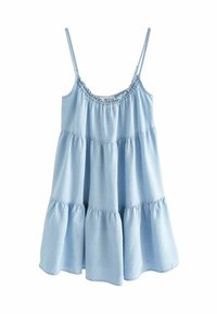 Vaaleansininen olkaimeton mekko, jossa on rypistetty pääntie, kerroksellinen muotoilu ja pehmeä, valuva kangas. Korostuksina ovat säädettävät hihnat.