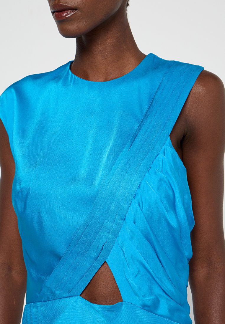 Abito blu in satin con design senza maniche, caratterizzato da pieghe incrociate e un dettaglio di apertura in vita, texture liscia e colore vivace.