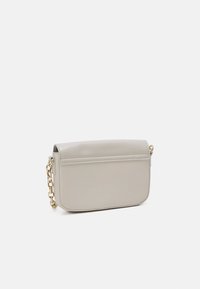 Grijze faux leren schoudertas met een klepsluiting, gouden kettingriem en een gladde textuur. Compact rechthoekig ontwerp met minimale hardware.