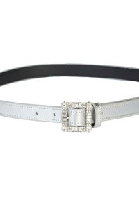 Cinturón de cuero plateado con un forro negro brillante, cuenta con una hebilla cuadrada decorada con incrustaciones de rhinestones y múltiples agujeros para ajustar.