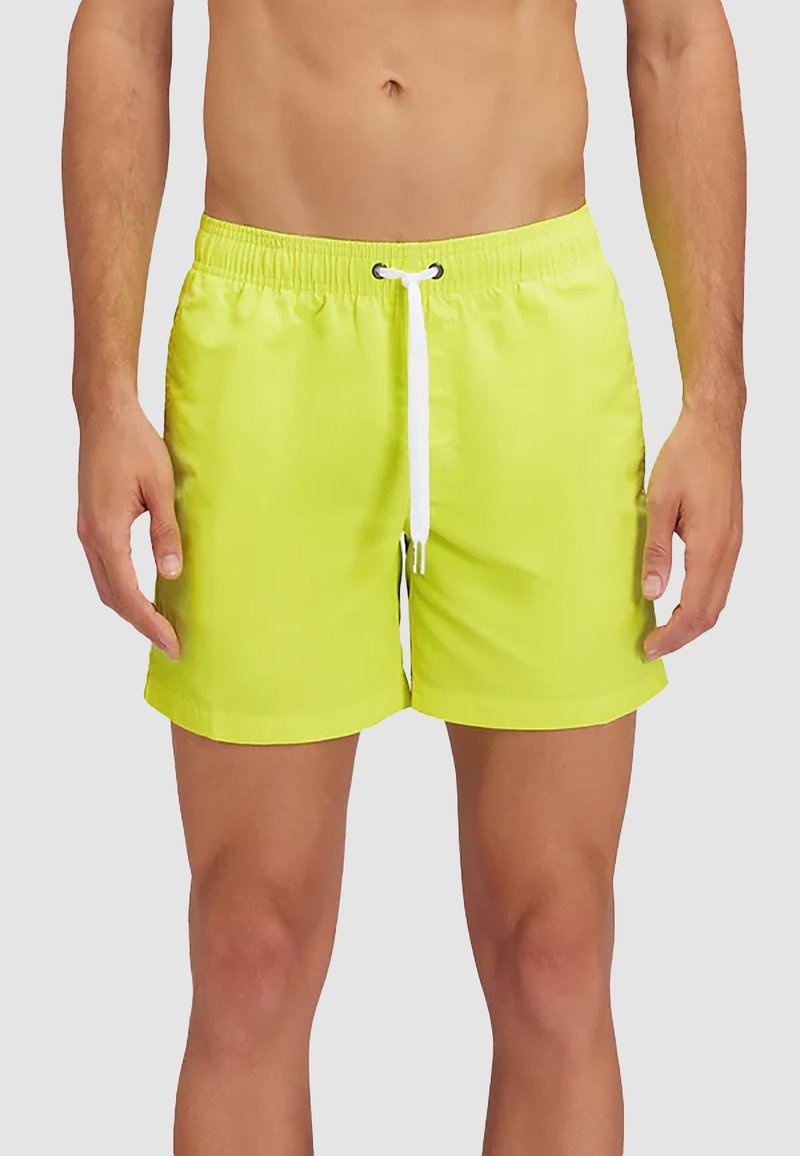 Pantaloni da bagno giallo neon con vita elastica, lacci bianchi e tasche laterali. Tessuto liscio, lunghezza sopra il ginocchio.