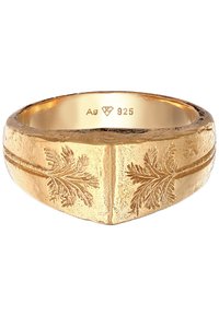 Anello color oro con superficie texturizzata, decorato con motivi a foglia incisi sui lati e interno liscio e lucido. Marcato "Ag 925".