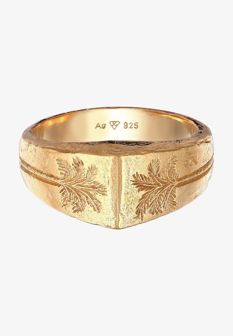 Kultainen sormus, jossa on teksturoitu pinta, ja joka sisältää kaiverrettuja lehtikuvioita sivuilla ja sileän kiiltävän sisäosan. Merkitty "Ag 925".