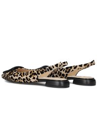 Leopardprint slingback flats met zwarte accenten, leren materiaal, afgeronde neus, lage blokhak en verstelbare banddetail.