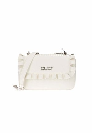 Petit sac à main blanc avec bords froncés, bandoulière en chaîne argentée et logo métallique portant la mention "CULT" sur le rabat avant.
