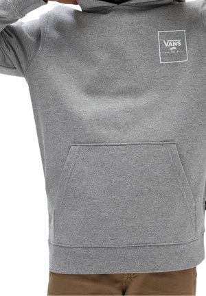 Grauer Kapuzenpulli mit einer Fronttasche und dem weißen Vans-Logo auf der Brust. Der Stoff wirkt weich und strukturiert.