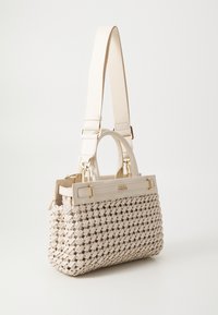 Μπεζ πλεκτή τσάντα χειρός με δερμάτινες λεπτομέρειες, διπλά χερούλια στην κορυφή και ρυθμιζόμενο λουρί. Διαθέτει χρυσές μεταλλικές λεπτομέρειες και δομημένο σχέδιο.