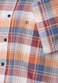 Kurzarm-Hemd mit kariertem Muster in Orange, Blau und Weiß. Verfügt über eine Brusttasche und schwarze Knöpfe. Baumwollähnliche Textur.