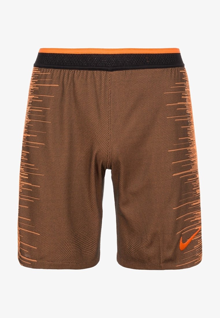 Shorts de sport marron texturés avec une ceinture noire et orange, des bandes latérales orange et un logo Nike orange sur la jambe droite.