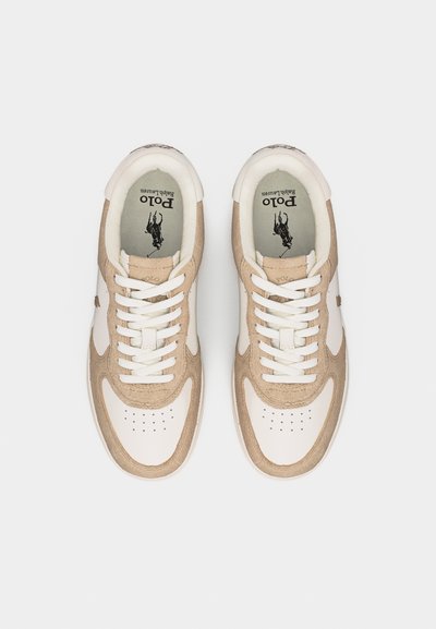 Pereche de adidași Polo Ralph Lauren în alb și bej, cu șireturi, văzuți de sus pe un fundal alb simplu.