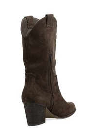 Botín de ante marrón con cremallera lateral, tacón apilado, punta estrecha y costuras decorativas a lo largo de las uniones, con detalles recortados.