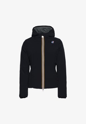 Chaqueta negra con capucha, presenta una cremallera central con rayas amarillas, blancas y azules, y un pequeño logo en el lado superior izquierdo.