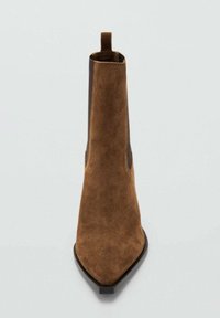 Gheata maro din piele întoarsă cu vârf ascuțit, panouri laterale din piele netedă și un inel în partea de sus. Este prevăzută cu o talpă exterioară geometrică neagră.