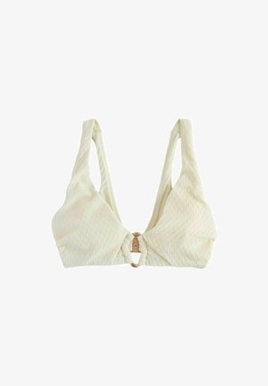 Biustonosz bralette z fakturowanej tkaniny w kolorze kości słoniowej z szerokimi ramiączkami, trójkątnymi miseczkami i metalowym zapięciem z przodu na białym tle.