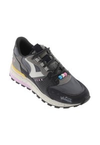 Grijze en zwarte sportshoe met gemengde materialen, rubberen zool, kleurrijke accenten en een getextureerde kraag met decoratieve veters.