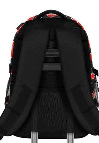 Rugzak met een zwart gaaslichaam, rode hartpatronen. Beschikt over gewatteerde, verstelbare schouderbanden en meerdere compartimenten. Stevige constructie met hardware accenten.