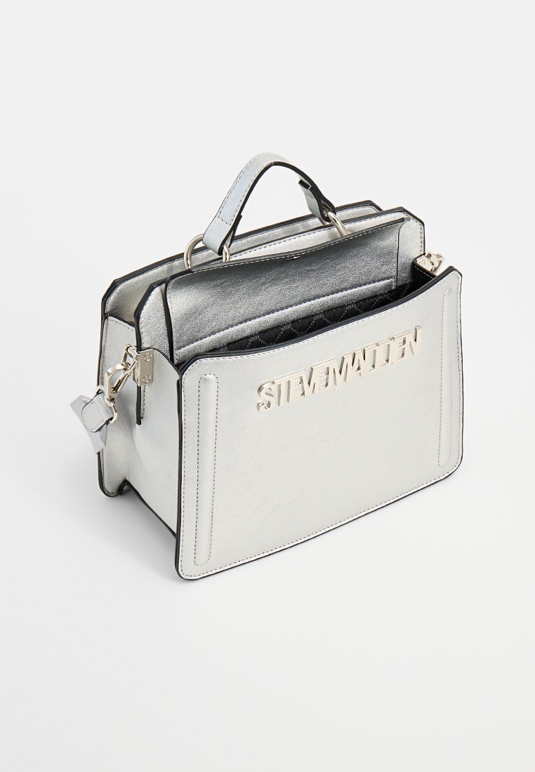 Sac à main métallisé argent avec un design structuré, doté d'une poignée supérieure, d'une forme élégante et d'un logo en relief à l'avant.