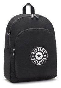 Svart ryggsäck med en slät yta, cirkulär vit logotyp med en stjärna, handtag på toppen, dubbla dragkedjor och en framficka med dragkedja.