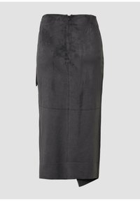 Schwarzer Bleistiftrock aus Wildleder mit Reißverschluss hinten und dezentem Seitenschlitz, knielang, figurbetonter Schnitt.