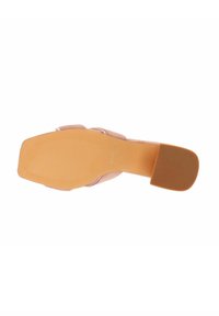 Sandalo con tacco rosa, dotato di suola in gomma texturizzata, punta aperta e sottili cinturini alla caviglia, con una finitura liscia sul materiale superiore.