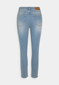 Jeans de ganga azul claro com corte reto, design de cinco bolsos e um patch de pele castanha na parte de trás da cintura.