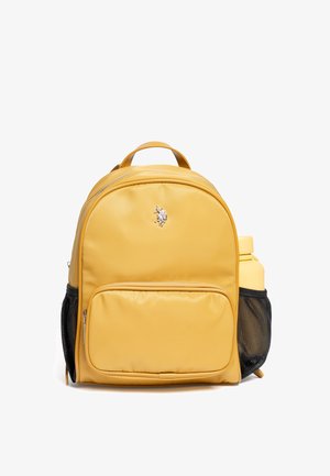 Gelbe Tasche mit einer glatten, strapazierfähigen Außenseite, einer vorderen Reißverschlusstasche, einem seitlichen Netzfach und einem silbernen Logo-Akzent auf der Vorderseite.