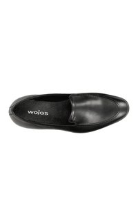 Scarpa slip-on in pelle nera con texture liscia, punta arrotondata, cuciture minime e logo sulla soletta.