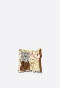 bufanda de patchwork de satén con patrones florales y de leopardo en beige, negro y marrón, con una textura suave y detalles fruncidos.