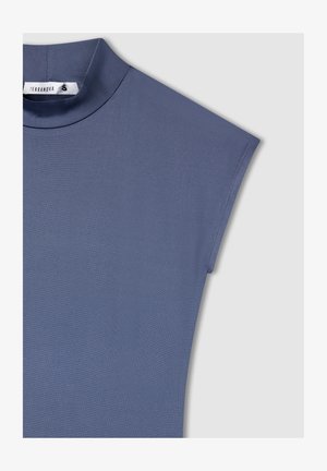 Top a maniche corte in tessuto blu testurizzato e liscio con scollatura alta, caratterizzato da un design pulito e minimalista senza hardware visibile.