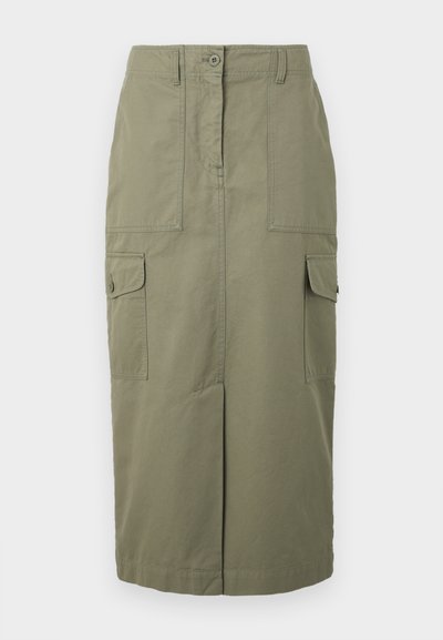 Jupe cargo en olive, en mélange de coton. Présente des poches avant, une silhouette droite et une fente avant pour plus de mobilité.