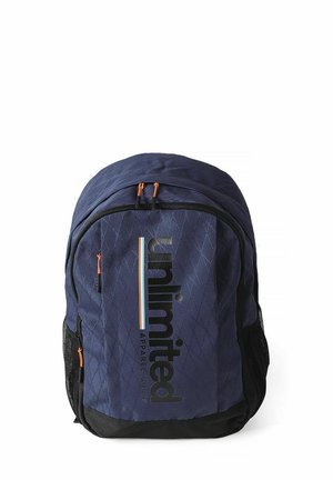 Sac à dos bleu marine avec base noire, tirettes de fermeture éclair orange, poches latérales en filet et logo "Unlimited Apparel Goods" à l’avant.