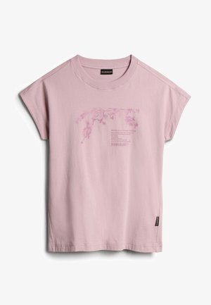 Camiseta de manga corta lila con diseño floral y texto pequeño impreso en el centro frontal, que cuenta con cuello redondo y etiqueta lateral de la marca.
