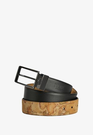Cintura in pelle nera con finitura testurizzata, caratterizzata da una fibbia nera opaca. La parte inferiore presenta una stampa cartografica su una superficie in pelle color cuoio.