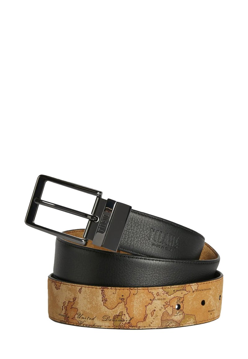 Cintura in pelle nera con finitura testurizzata, caratterizzata da una fibbia nera opaca. La parte inferiore presenta una stampa cartografica su una superficie in pelle color cuoio.
