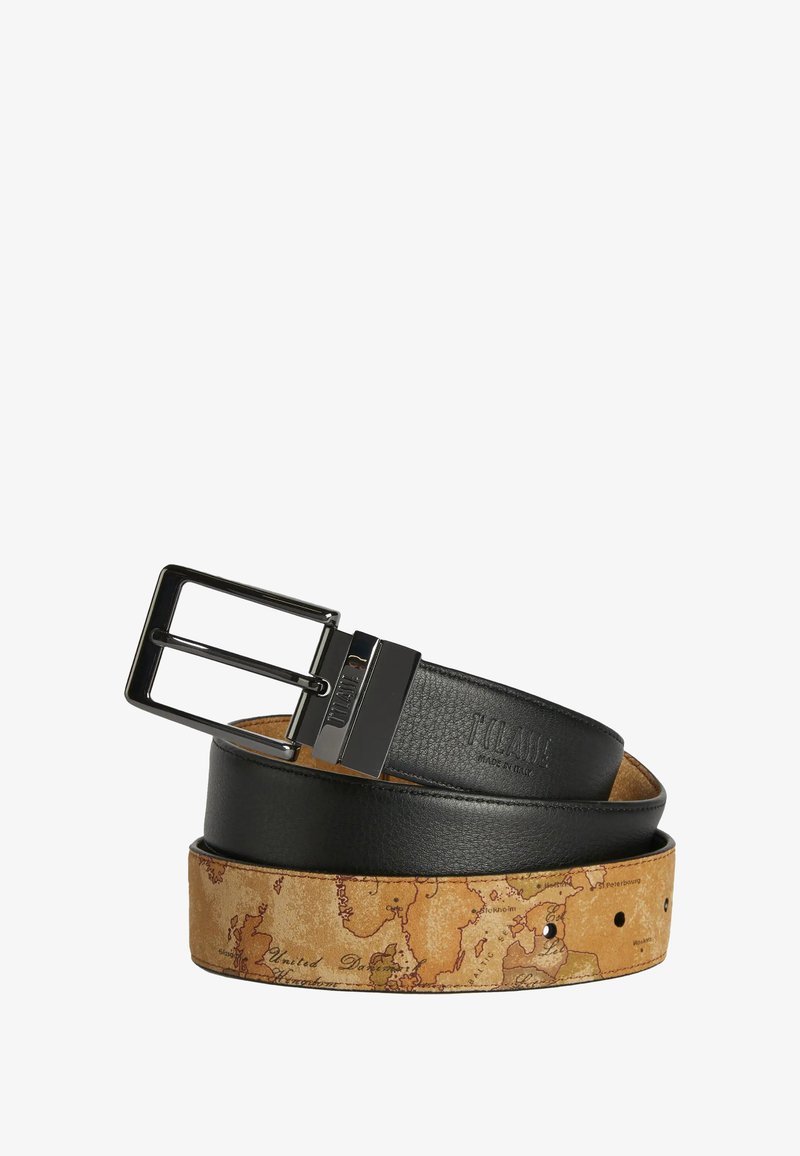 Cintura in pelle nera con finitura testurizzata, caratterizzata da una fibbia nera opaca. La parte inferiore presenta una stampa cartografica su una superficie in pelle color cuoio.
