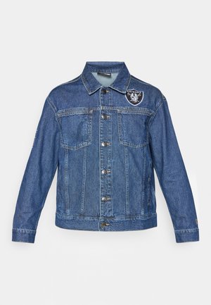 Donzen jack in donkerblauw met knoopsluitingen, twee borstzakken en een geborduurd Raiders-logo aan de bovenlinkerkant.